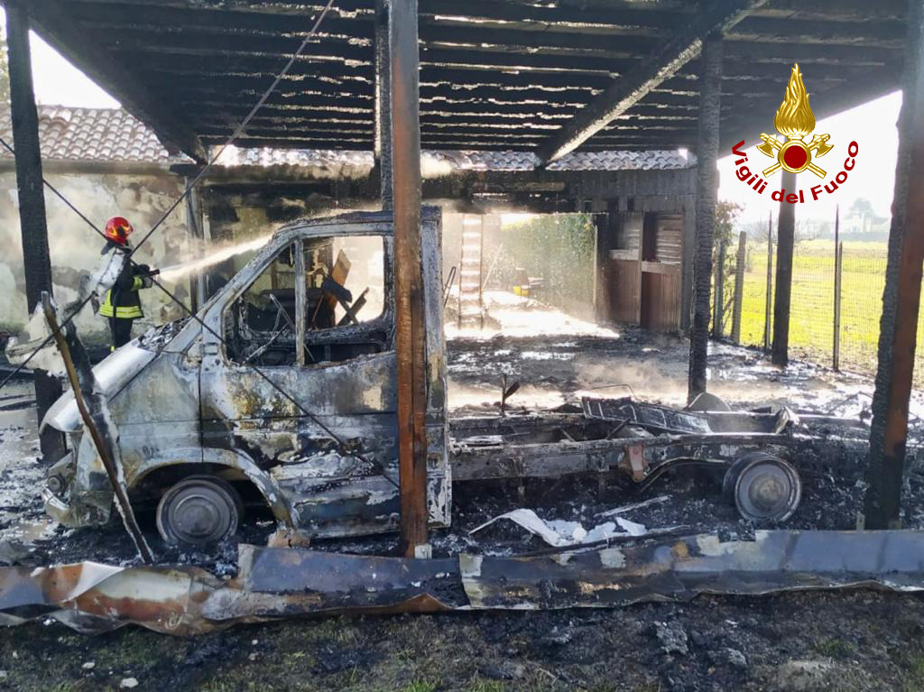 Le foto dell’incendio che ha divorato un camper ad Agna