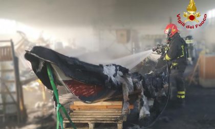 Le foto dell'incendio a Pontelongo nello stabile adibito a ricovero attrezzi