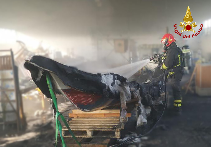 Le foto dell’incendio a Pontelongo nello stabile adibito a ricovero attrezzi