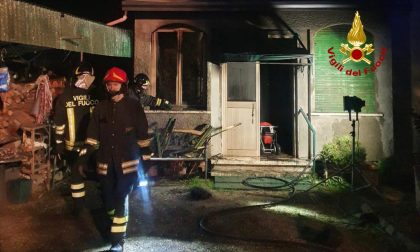 Incendio nella notte in un'abitazione a Teolo: proprietario si scotta una mano