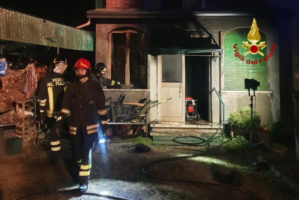 Incendio nella notte in un’abitazione a Teolo: proprietario si scotta una mano