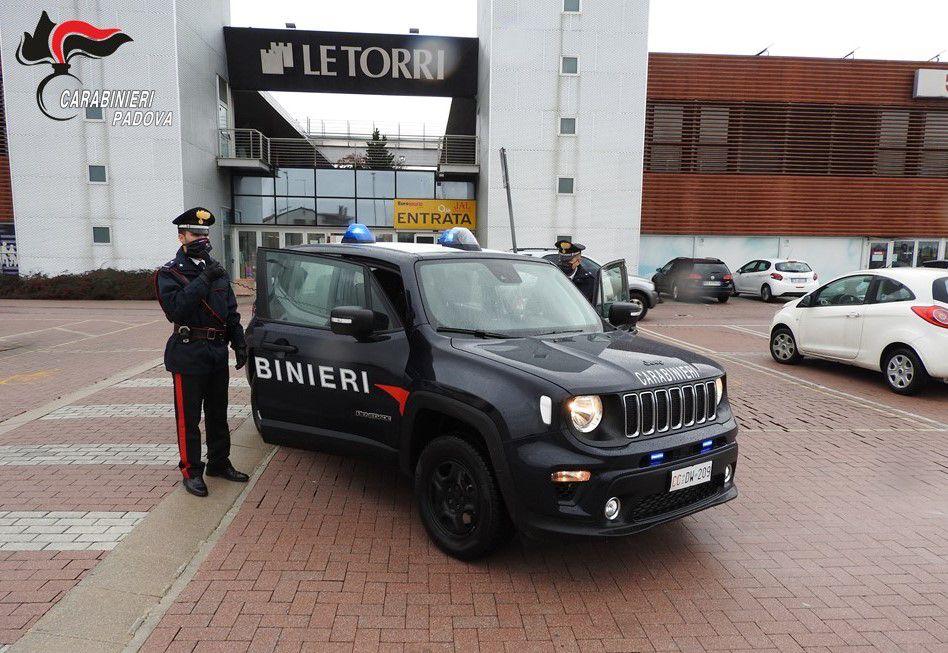 Maxi multa al maniaco delle “Torri”, si masturbava tra le auto parcheggiate