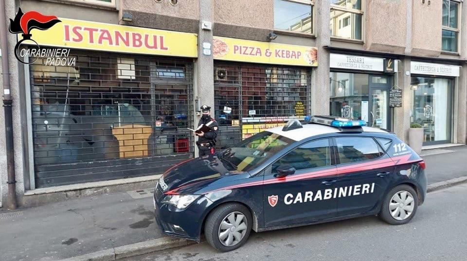 Tenta di rapinare due volte un ristorante etnico poi cerca di colpire con calci e pugni gli agenti