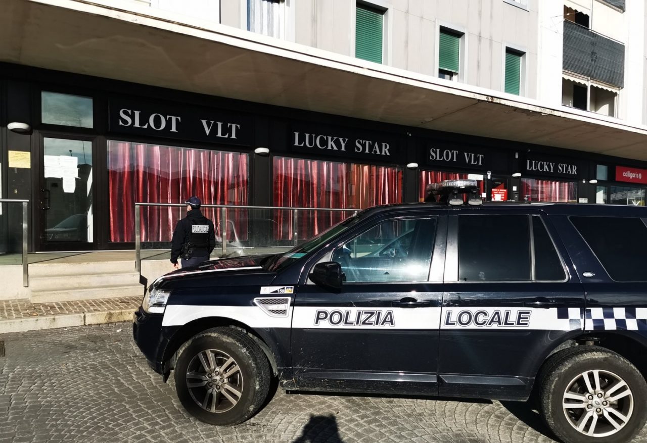 Polizia Locale scopre giocatori d’azzardo in una sala slot, scatta la sanzione