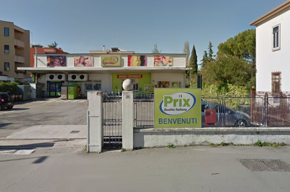 Nasconde generi alimentari sotto al giubbotto e tenta la fuga