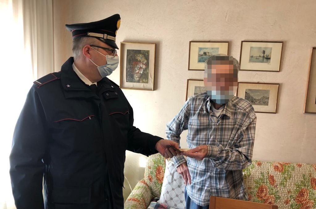 Anziano di Vo’ non può recarsi in posta per ritirare la pensione, lo aiutano i Carabinieri