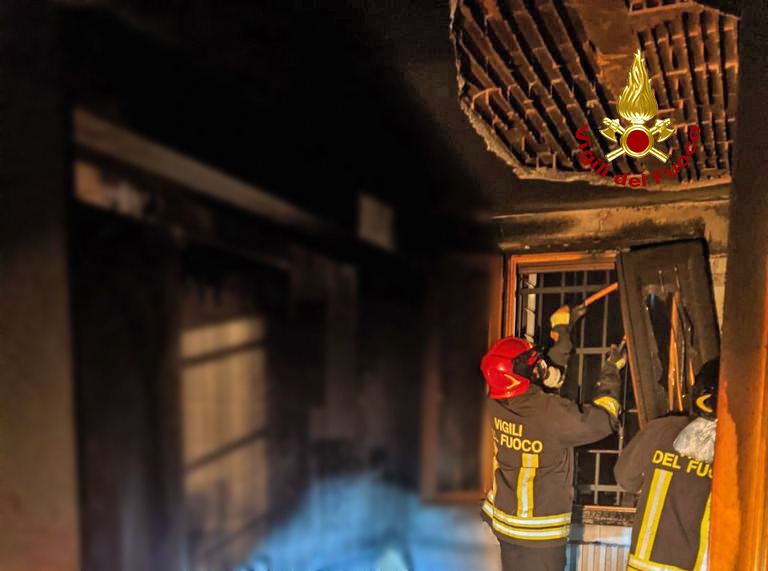 Lavatrice prende fuoco nell’abitazione a Due Carrare