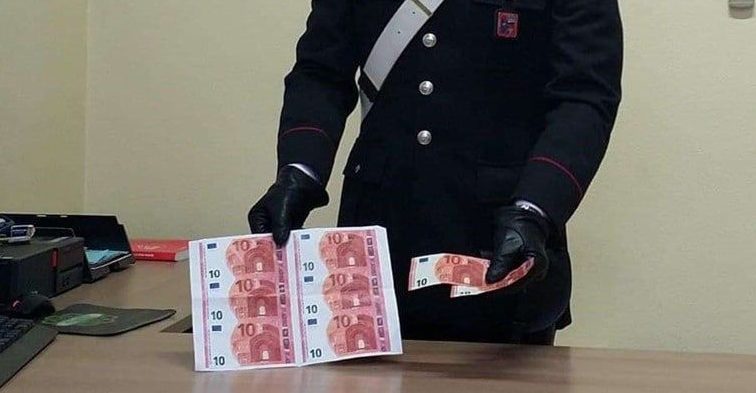 Si reca nell’esercizio che vende kebab e paga con banconote false