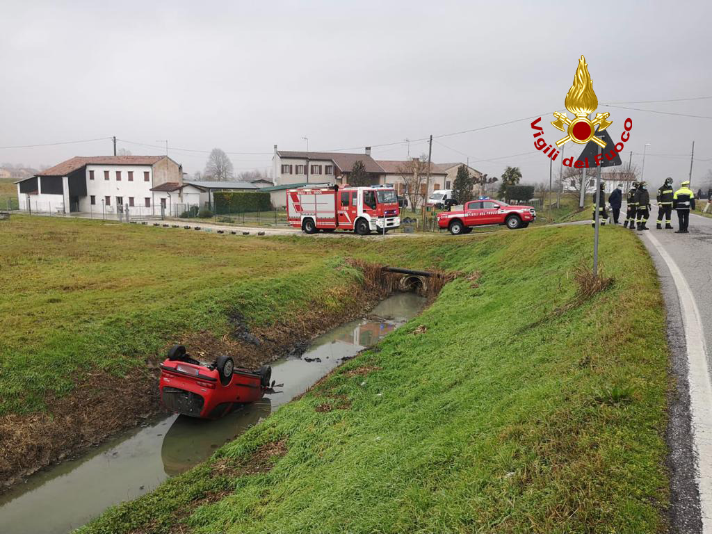 Auto piomba nel fossato di uno scolo d’acqua a Piove di Sacco: due feriti
