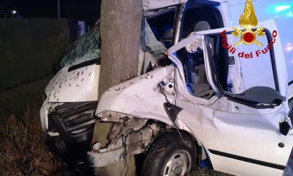 Incidente a Piove di Sacco: perde il controllo del furgone e finisce contro un albero