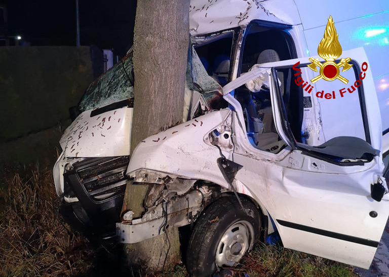 Incidente a Piove di Sacco: perde il controllo del furgone e finisce contro un albero