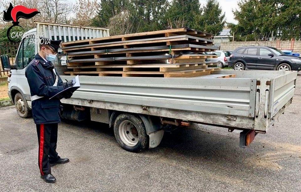 Rubano un carico di lamiere di acciaio a Villanova di Camposampiero, scatta l’inseguimento