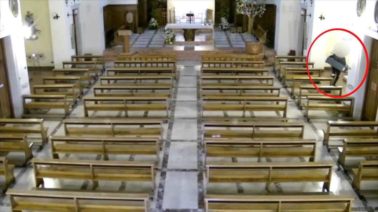 Il video dell’uomo che si è impossessato dell’offertorio della chiesa a Padova