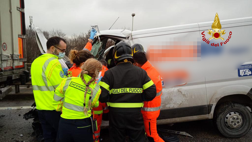 Incidente sulla SR 308: furgone tampona un autoarticolato, ferita una donna