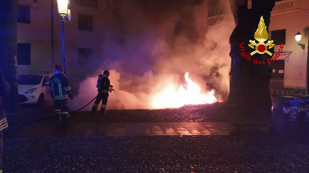 Fiamme nella notte a Padova: bruciati 20 cassonetti della raccolta differenziata