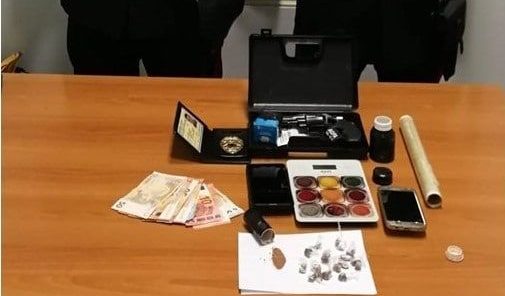 Fermato a Ponte San Nicolò mentre cede la droga, in tasca una tessera da guardia giurata contraffatta