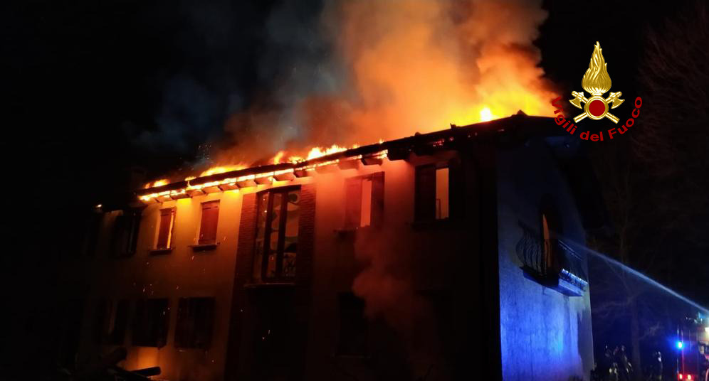 Le impressionanti foto del devastante incendio alla villa di Piombino Dese