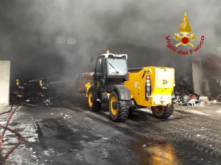 Le foto dell’incendio dei rifiuti all’ecocentro di Tombolo