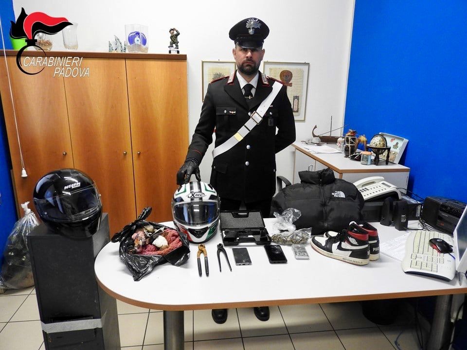 Fermata la baby gang responsabile dei furti con strappo in sella allo scooter