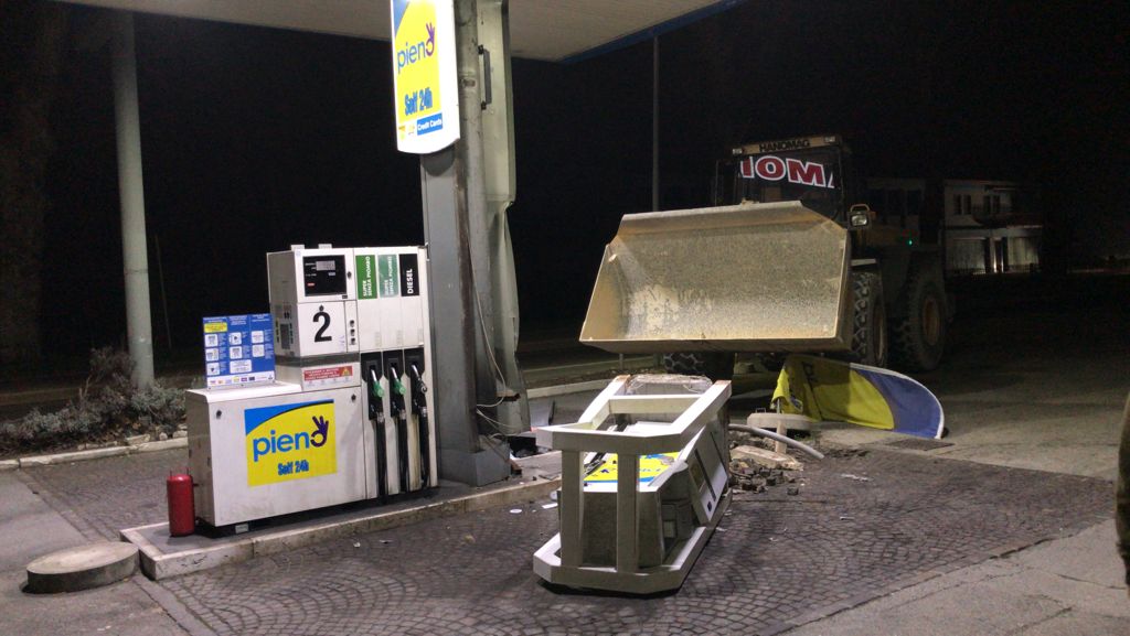 Rubano la ruspa e devastano un distributore a Monselice: malviventi fuggono a mani vuote