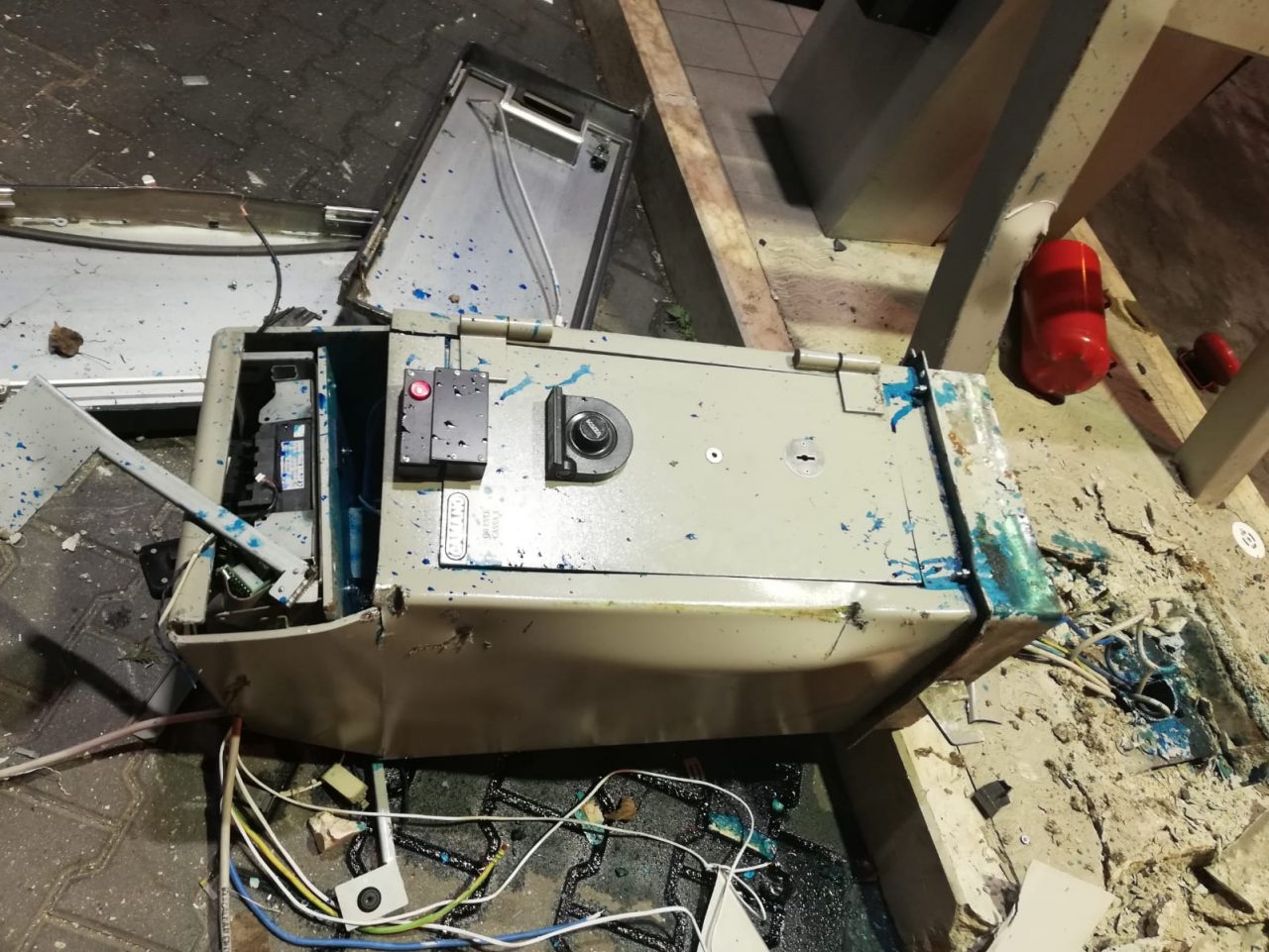 Le foto della devastazione della "banda della ruspa" al Q8 di Este: colpo fallito