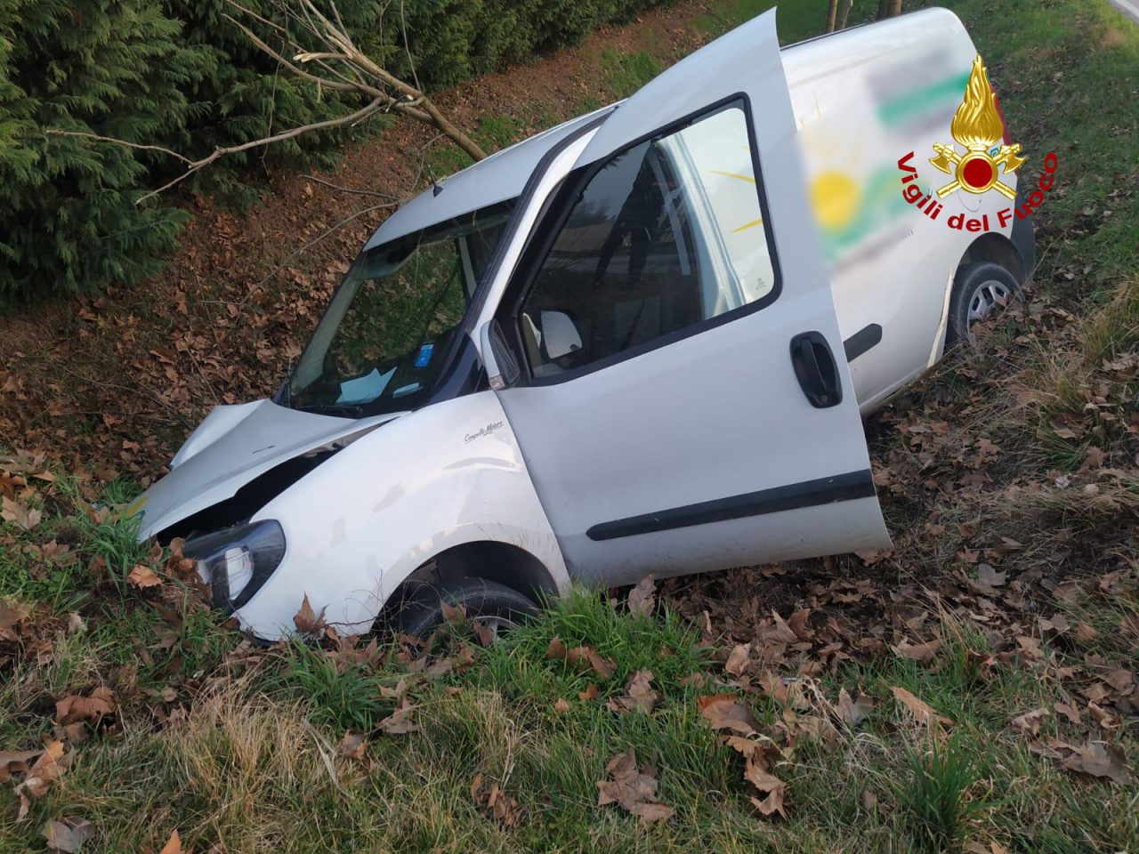 Perde il controllo del mezzo e finisce nel canale di scolo a bordo strada
