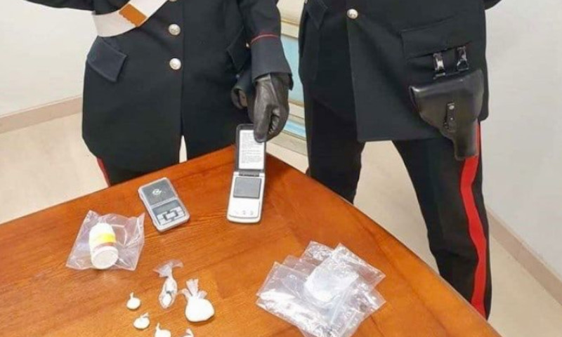 Si ferma all’alt dei Carabinieri ma dall’auto spunta la cocaina