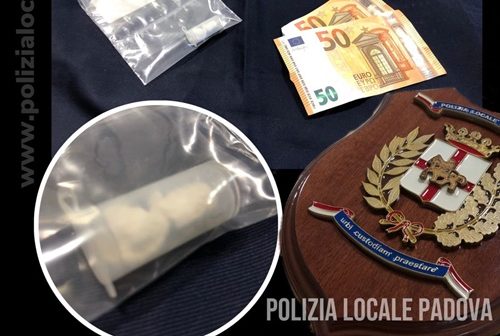 Pusher scoperto mentre cede la cocaina a un uomo nel rione Cave