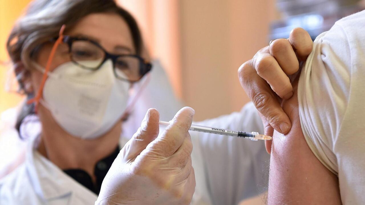 Covid, la ricerca padovana: i non vaccinati possono infettarsi 6 volte di più