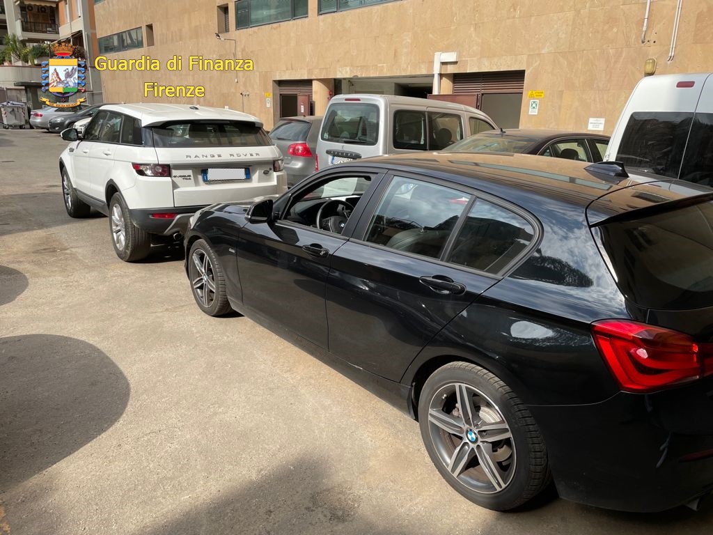 Il video delle auto di lusso sequestrate agli imprenditori cinesi truffaldini