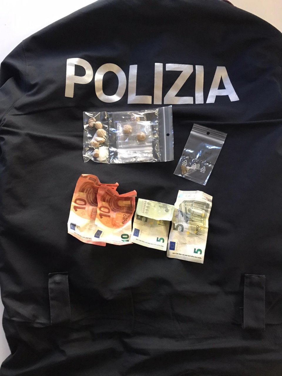 Pusher tunisino arrestato in piazza De Gasperi: aveva con sé otto dosi di eroina