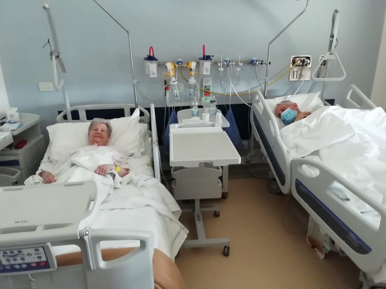 Anziani positivi al Covid separati dalla malattia si ritrovano nella stessa stanza d’ospedale
