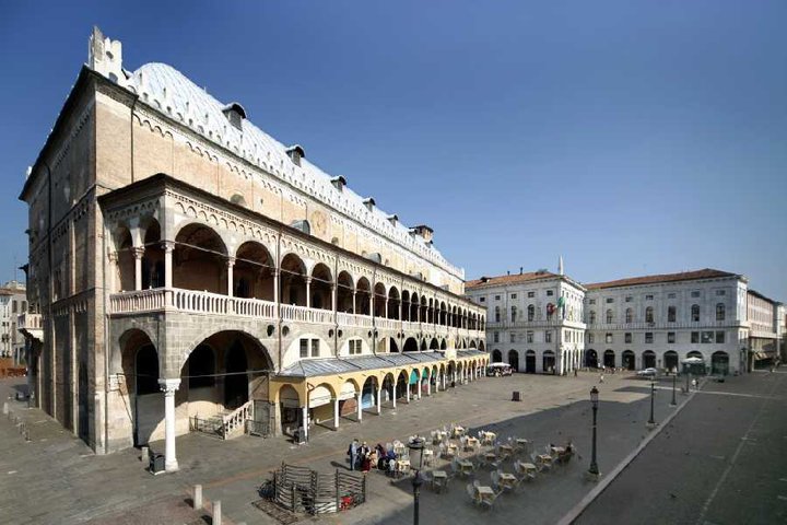 Plateatici in Piazza Erbe, il Tar Veneto respinge il ricorso del bar contro Comune e Soprintendenza