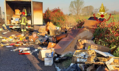 Furgone carico di ricambi prende fuoco lungo l'autostrada