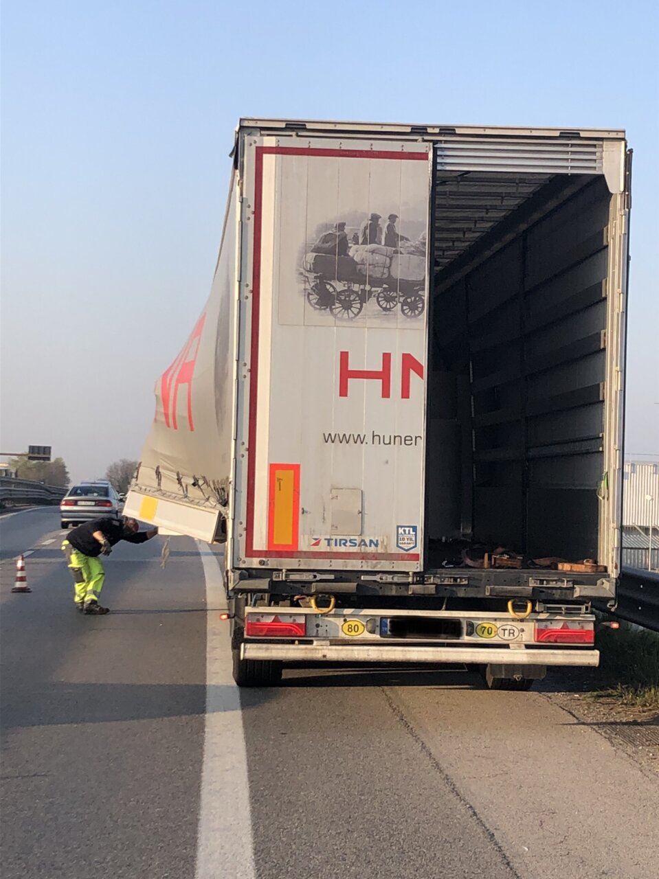 Tragedia sfiorata in tangenziale a Padova, carico in bilico sul tir: pesanti ricadute sul traffico
