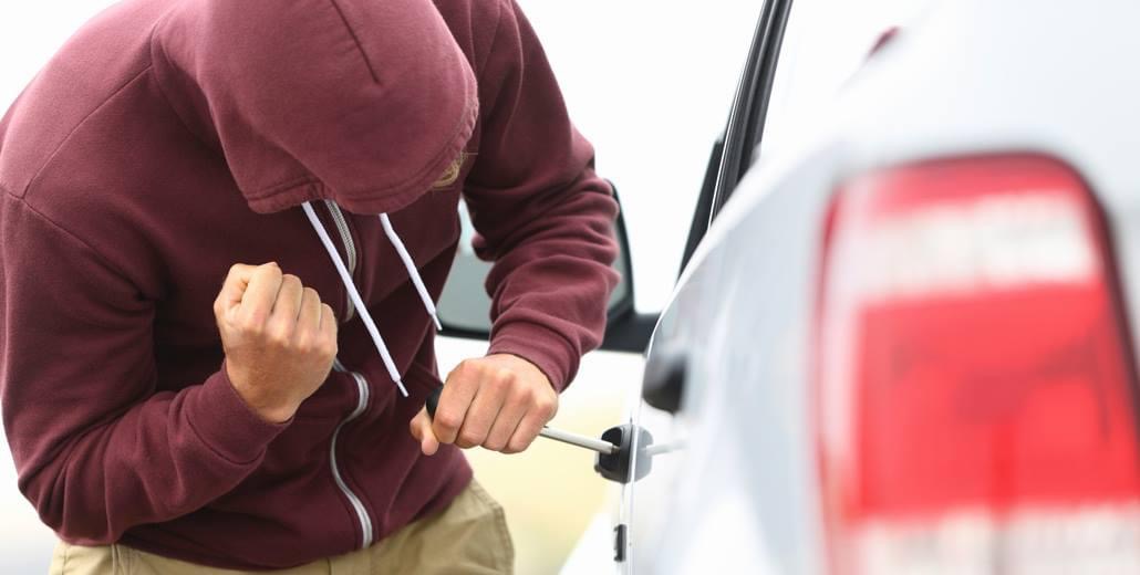 Bucava le gomme delle auto parcheggiate a Rubano: 40enne denunciata