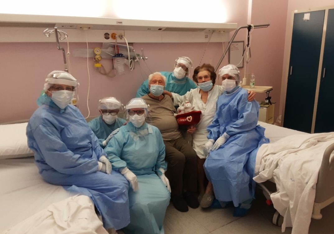 Hanno sconfitto il Covid insieme, il commovente video e le foto degli inseparabili Lea e Angelo