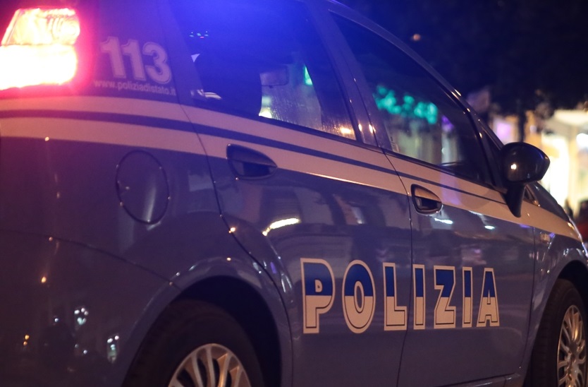 Gira un video su TikTok ma si sporge troppo e precipita: 28enne in ospedale