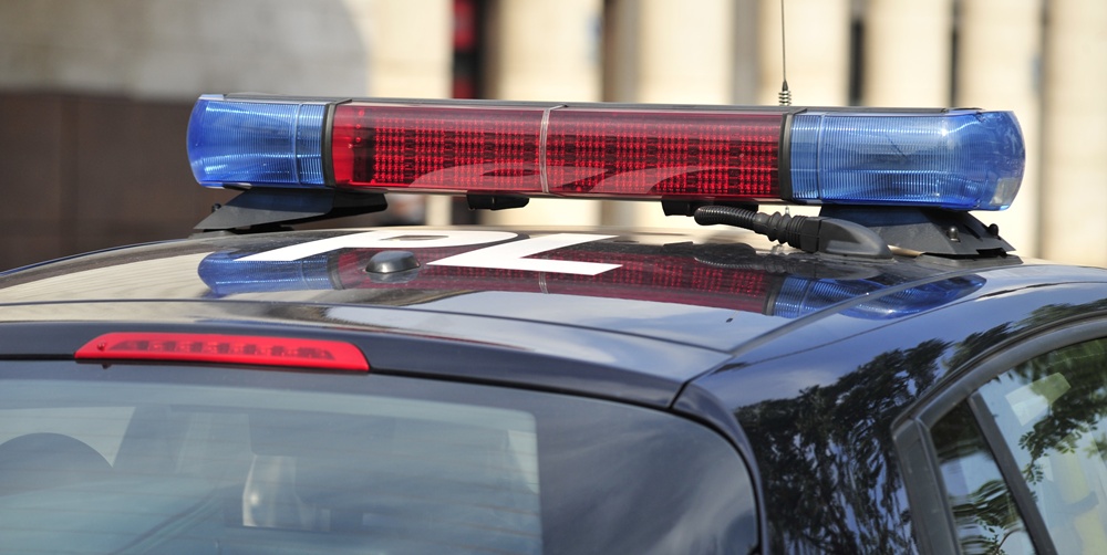 Scambia l’ambulanza per un taxi, poi sputa in faccia a un agente: 51enne arrestato