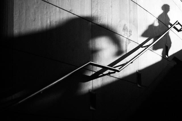 Relazione finita da anni, ma lui continua a perseguitare la ex: divieto di avvicinamento per lo stalker