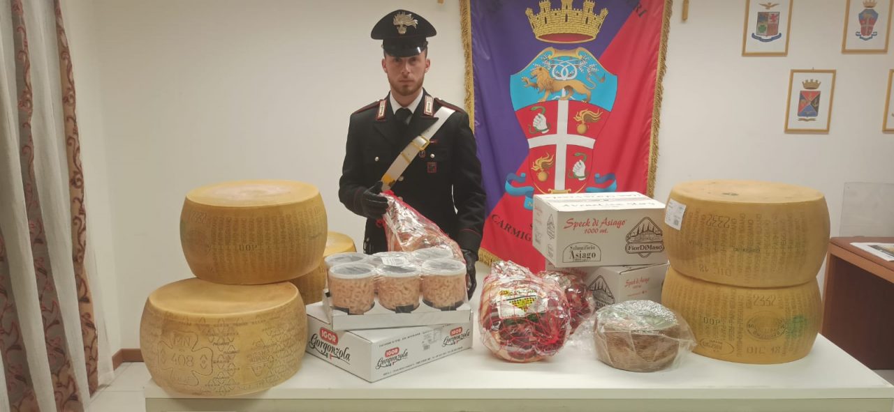 Il vigilante “buongustaio” che anziché sorvegliare il magazzino lo svuotava!