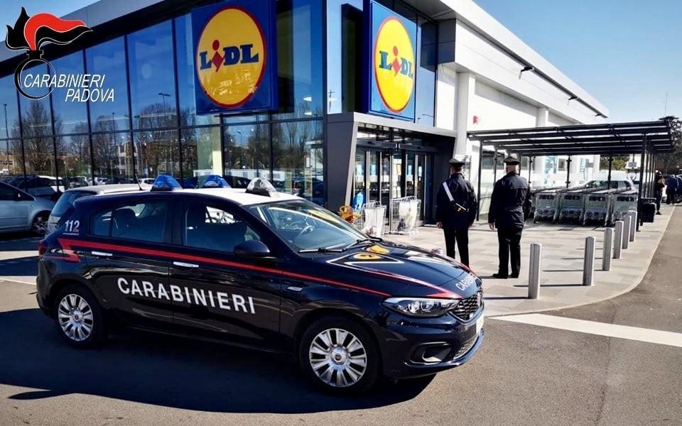 Seminano il panico alla Lidl: dopo gli sputi e le botte, tentano di investire il direttore!