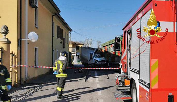 Le drammatiche foto dell’incidente di Piacenza d’Adige: morto autista 75enne