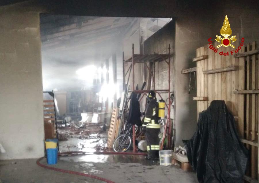 Deposito edile in fiamme a Pernumia: incendio domato dai Vigili del fuoco