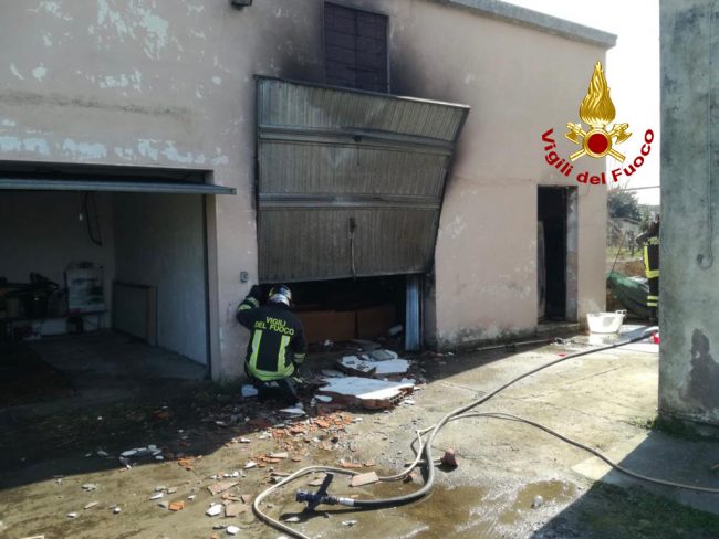 Fuga di gas, tremenda esplosione in un garage ad Este: 61enne ustionato