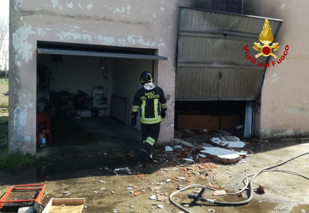 Fuga di gas, tremenda esplosione in un garage ad Este: 61enne ustionato