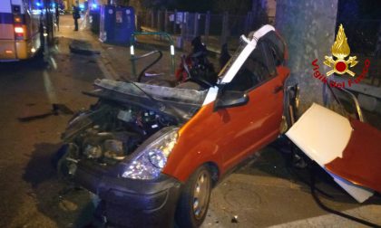 Le impressionanti foto della minicar disintegrata dopo lo scontro con l'autobus