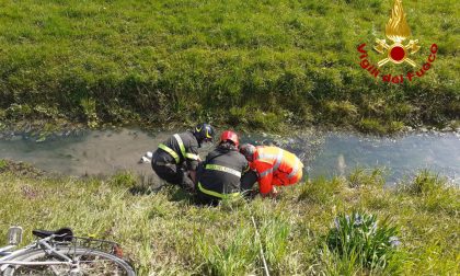 Cade nella canaletta di scolo e sprofonda nella melma: donna soccorsa a Montagnana