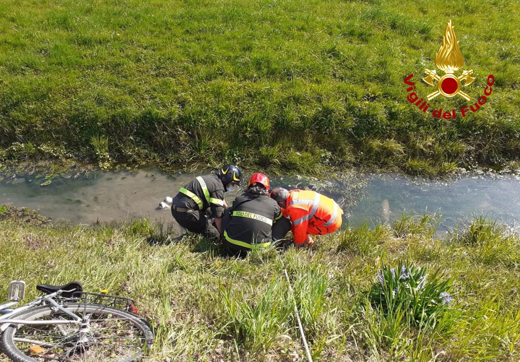 Cade nella canaletta di scolo e sprofonda nella melma: donna soccorsa a Montagnana