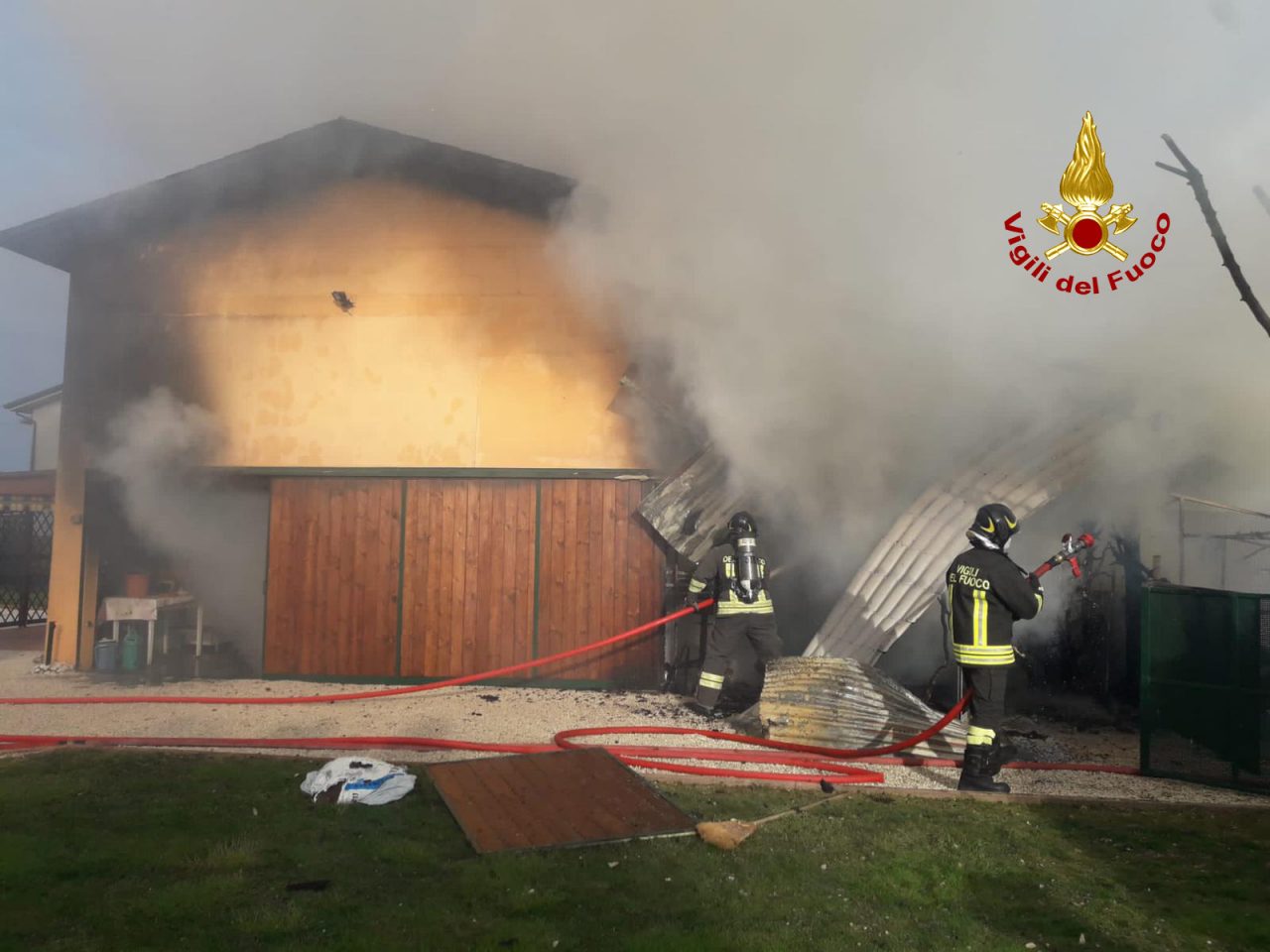 Le foto dell'incendio al ricovero mezzi agricoli a Trebaseleghe